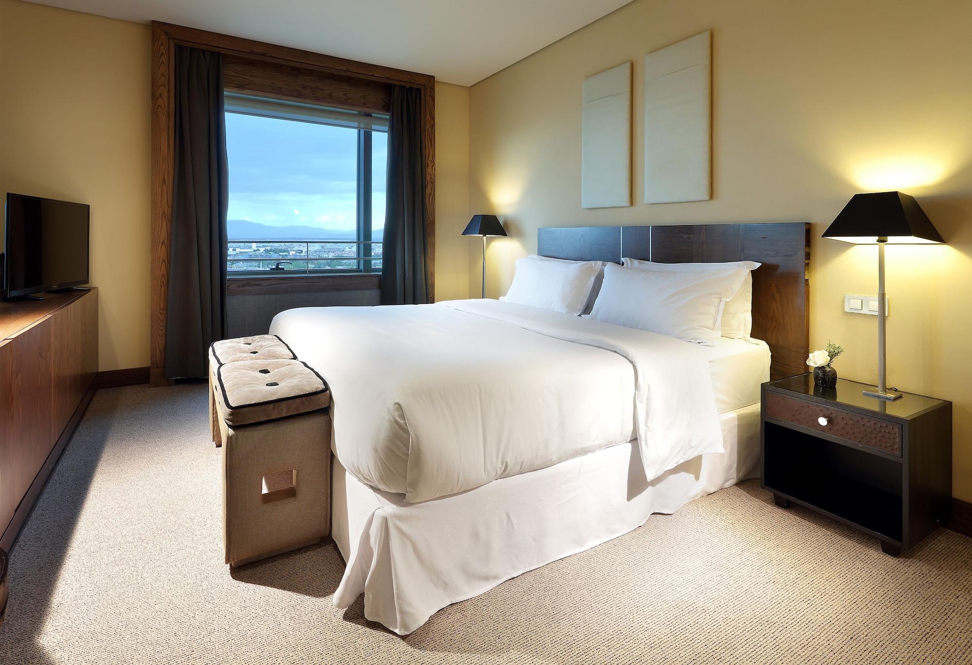 ยูโรสตาร์ สวีทส์ มิราซิเอร่า Hotel มาดริด ภายนอก รูปภาพ A bedroom at the hotel