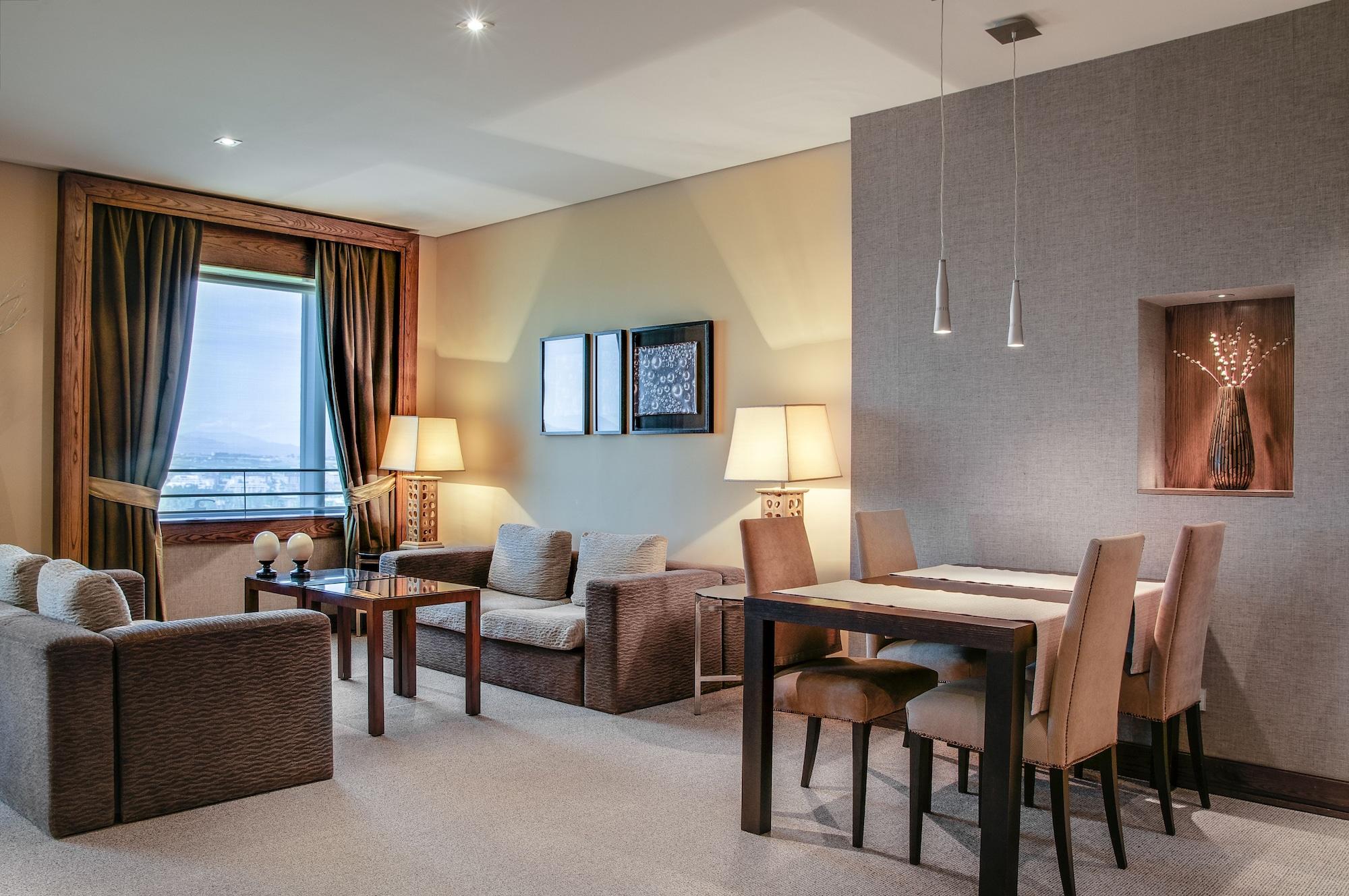 ยูโรสตาร์ สวีทส์ มิราซิเอร่า Hotel มาดริด ภายนอก รูปภาพ A suite at the InterContinental