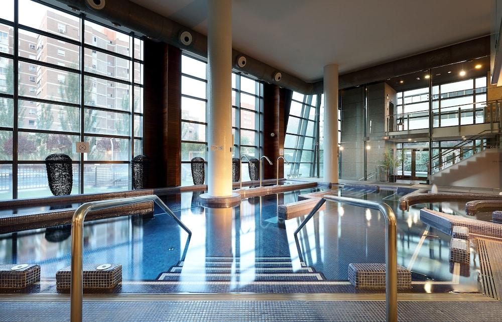 ยูโรสตาร์ สวีทส์ มิราซิเอร่า Hotel มาดริด ภายนอก รูปภาพ Interior of the library