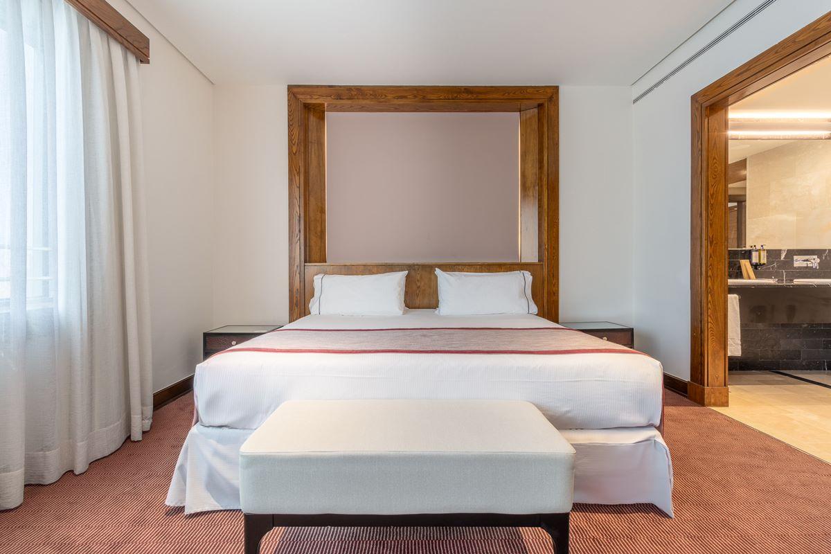 ยูโรสตาร์ สวีทส์ มิราซิเอร่า Hotel มาดริด ภายนอก รูปภาพ A bedroom at the hotel