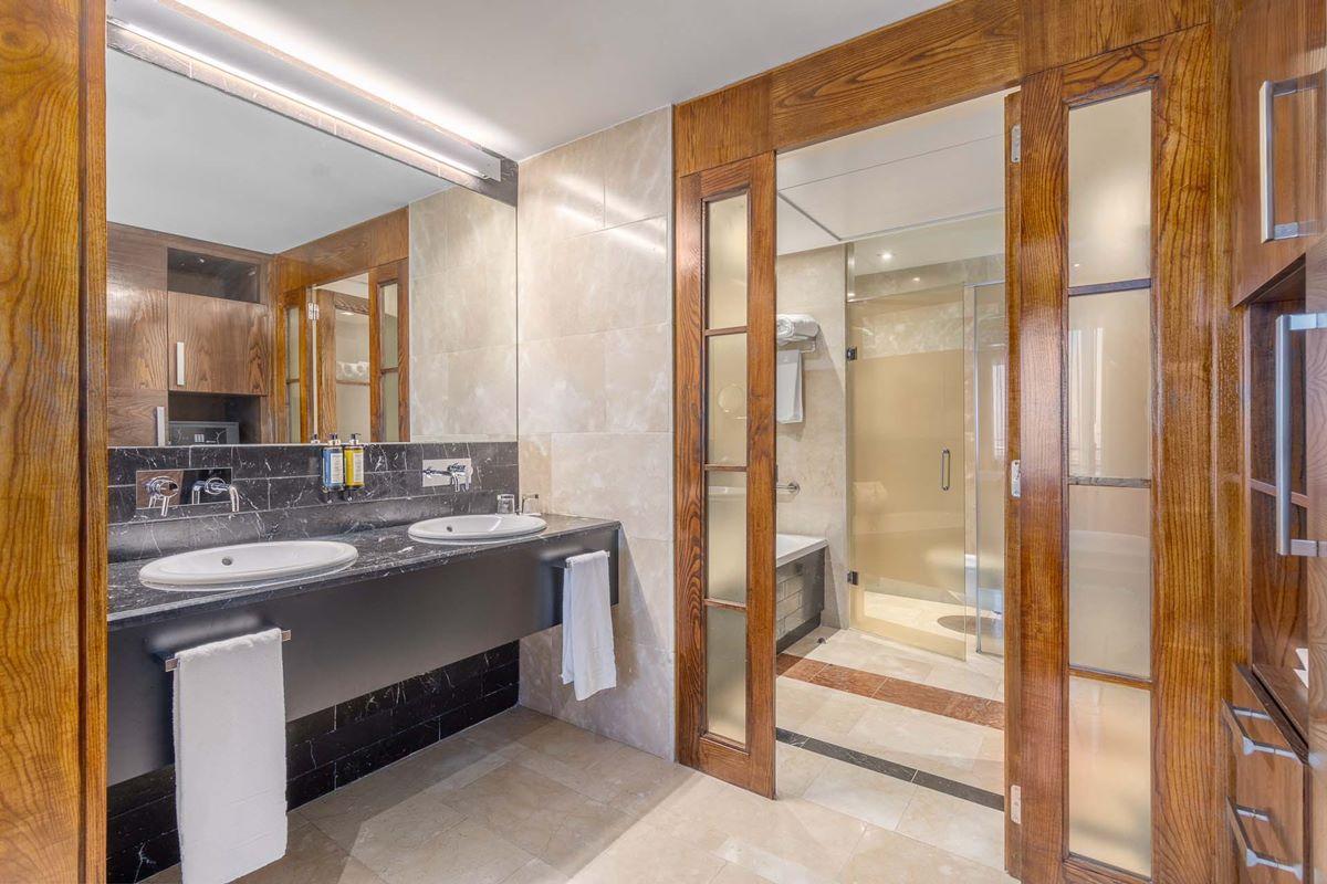 ยูโรสตาร์ สวีทส์ มิราซิเอร่า Hotel มาดริด ภายนอก รูปภาพ Bathroom