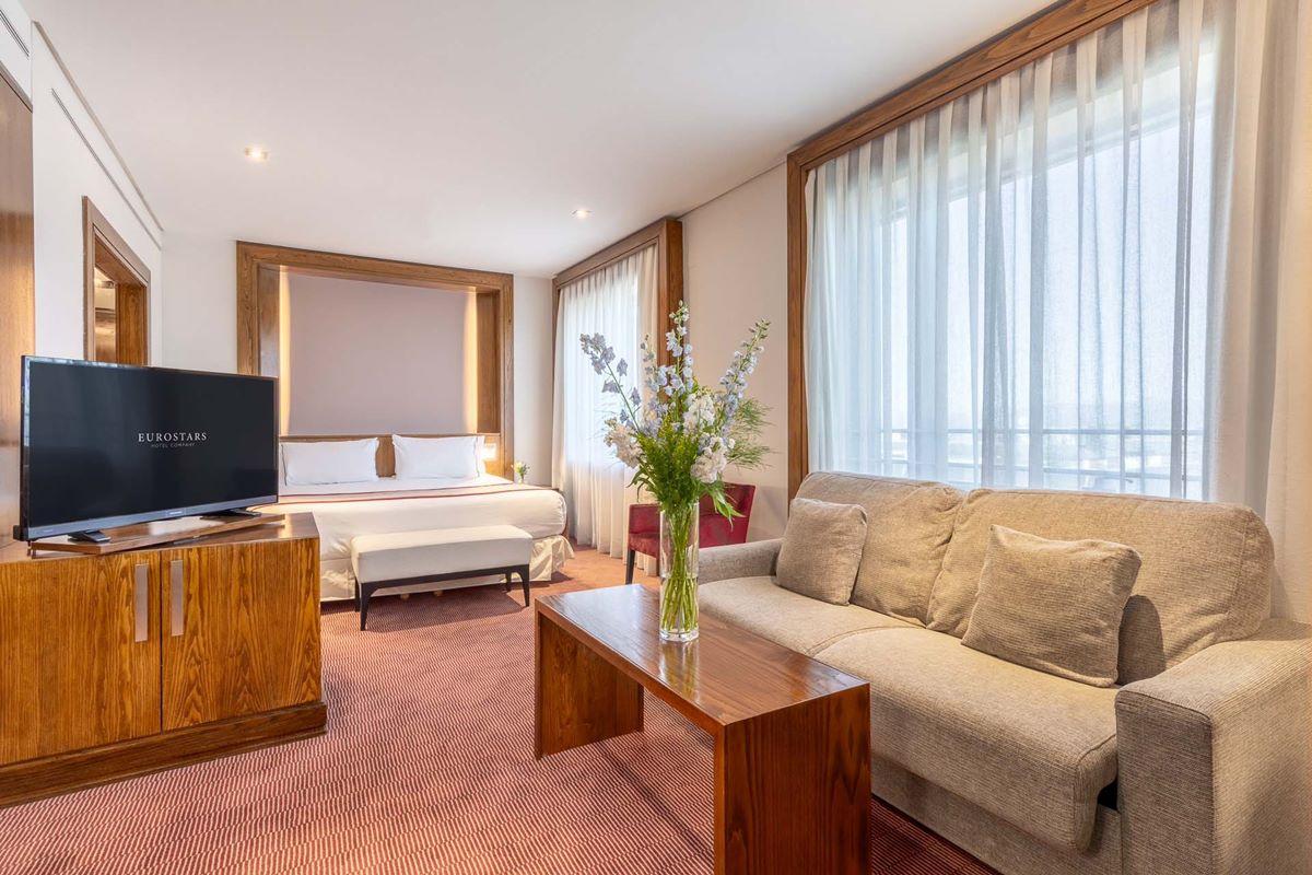 ยูโรสตาร์ สวีทส์ มิราซิเอร่า Hotel มาดริด ภายนอก รูปภาพ A suite at the hotel