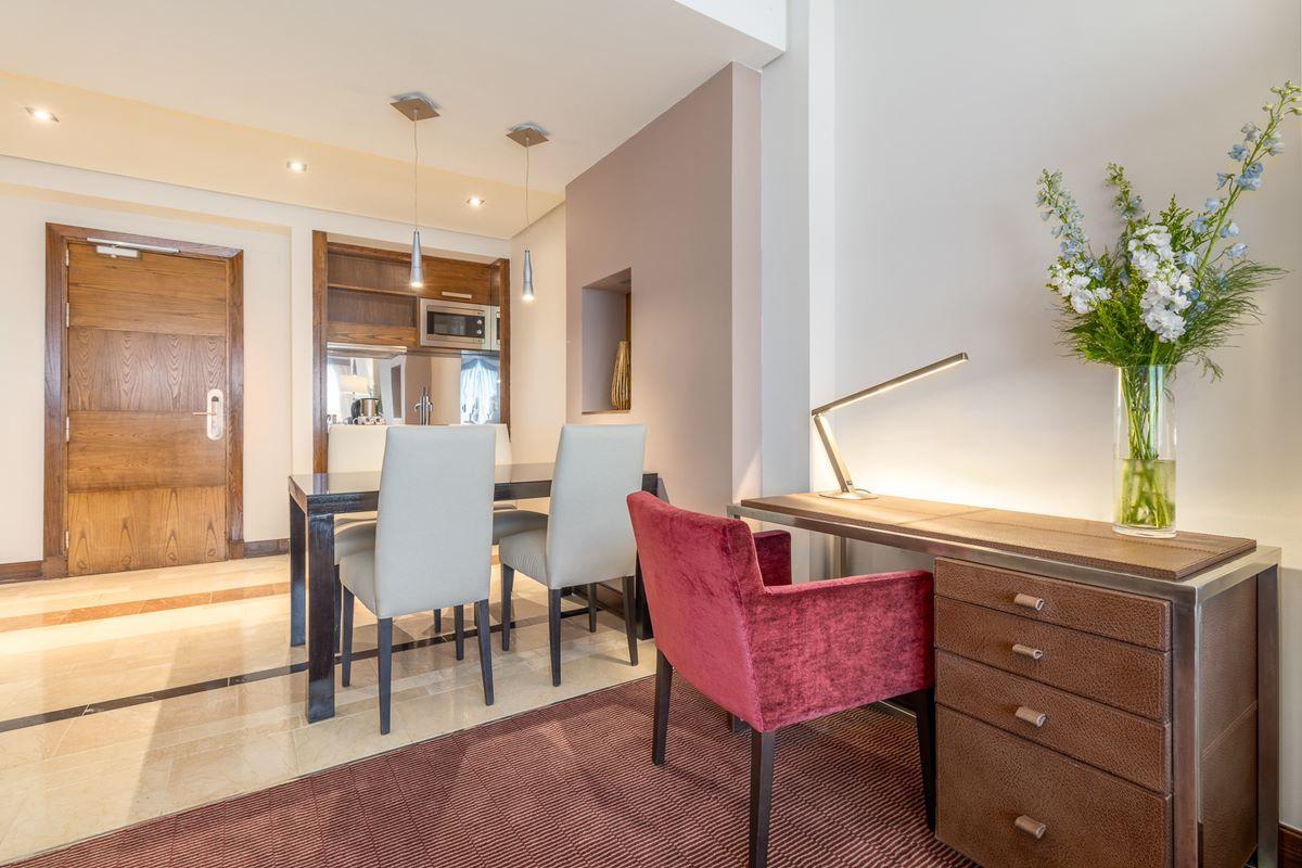 ยูโรสตาร์ สวีทส์ มิราซิเอร่า Hotel มาดริด ภายนอก รูปภาพ A suite at the hotel