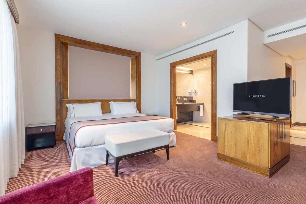 ยูโรสตาร์ สวีทส์ มิราซิเอร่า Hotel มาดริด ภายนอก รูปภาพ A bedroom at the hotel