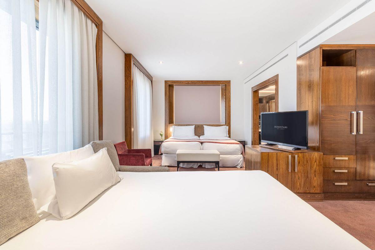 ยูโรสตาร์ สวีทส์ มิราซิเอร่า Hotel มาดริด ภายนอก รูปภาพ A bedroom at the hotel