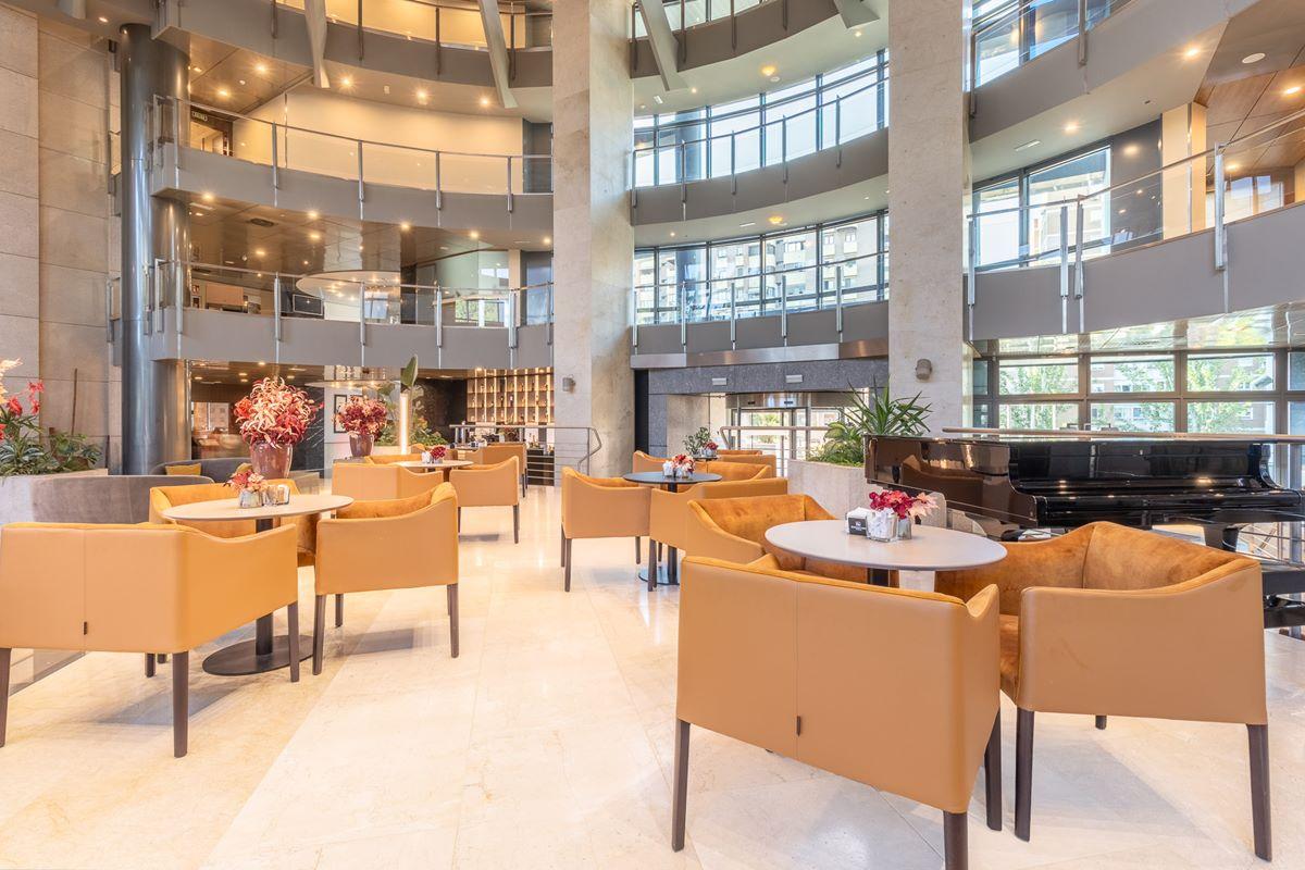 ยูโรสตาร์ สวีทส์ มิราซิเอร่า Hotel มาดริด ภายนอก รูปภาพ The lounge at the airport
