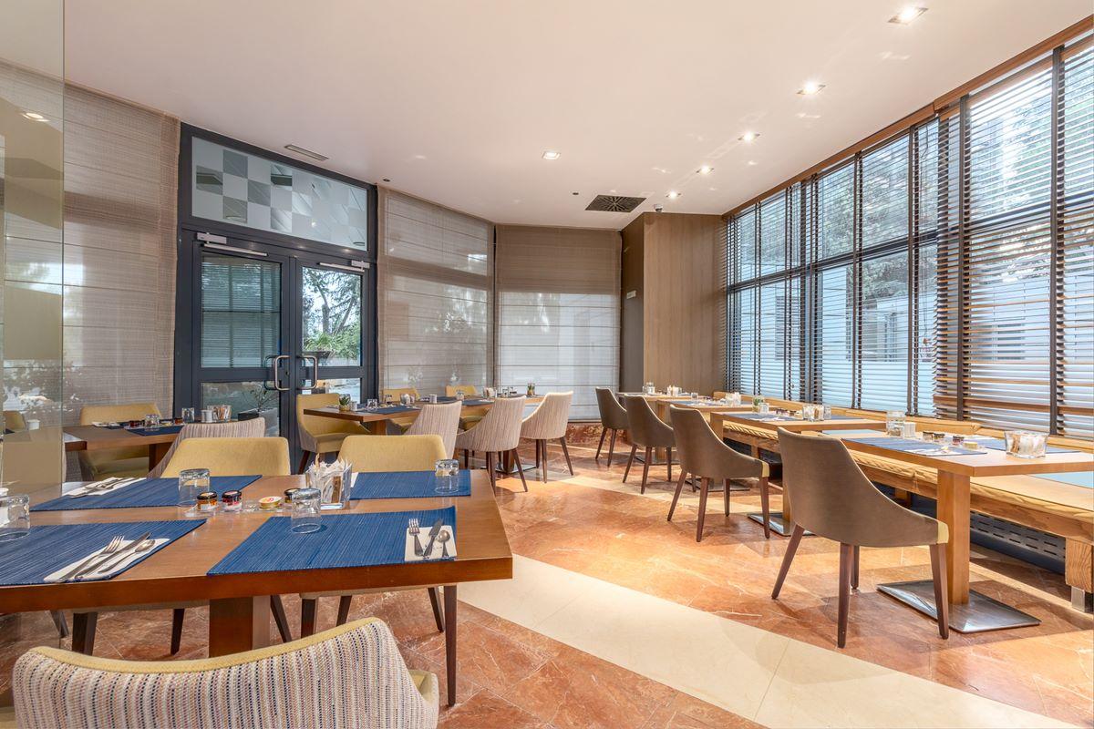 ยูโรสตาร์ สวีทส์ มิราซิเอร่า Hotel มาดริด ภายนอก รูปภาพ The restaurant