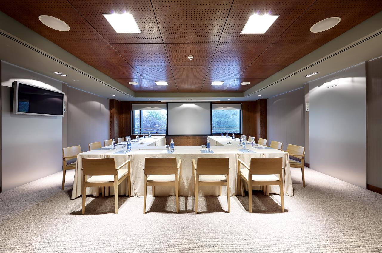 ยูโรสตาร์ สวีทส์ มิราซิเอร่า Hotel มาดริด ภายนอก รูปภาพ A meeting room at the University of Oxford