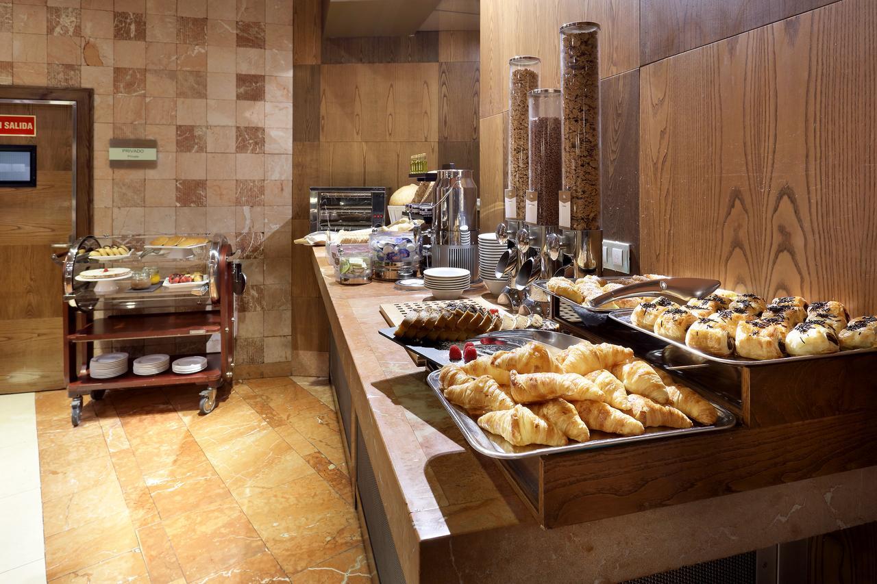 ยูโรสตาร์ สวีทส์ มิราซิเอร่า Hotel มาดริด ภายนอก รูปภาพ A breakfast buffet at a hotel