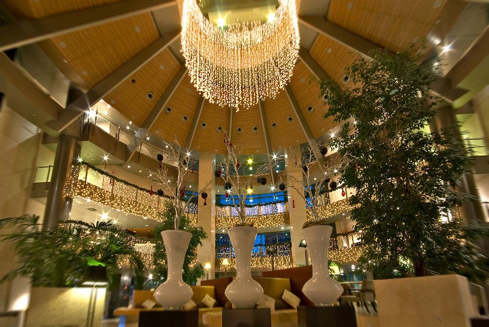 ยูโรสตาร์ สวีทส์ มิราซิเอร่า Hotel มาดริด ภายนอก รูปภาพ The lobby of the hotel